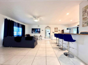 Corner Bungalow The Bloom House mins to beach WiFi AC Heater